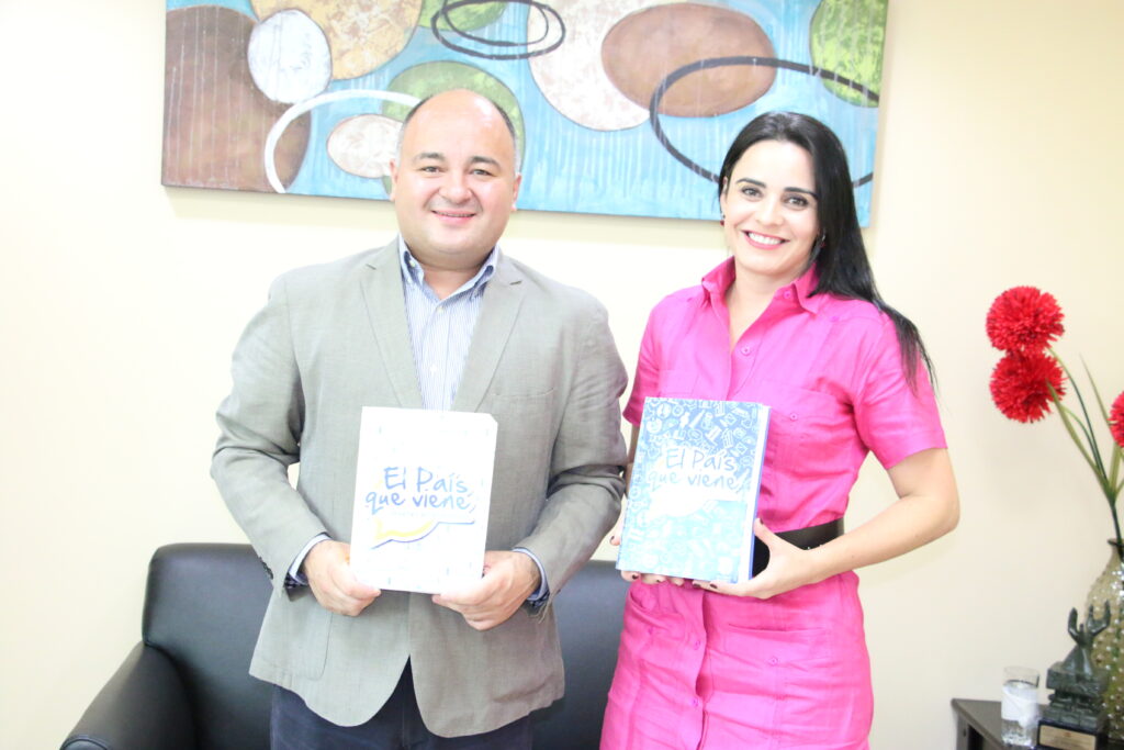 Olinda Salguero, Jefe de Gabinete de la Secretaría General del SICA y Diego Echegoyen, fundador de la Iniciativa El País Que Viene